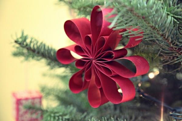 Φτιάξτε μόνοι σας διακοσμητικά κόκκινα χριστουγεννιάτικα δέντρα από χαρτί