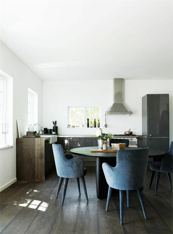 Τραπέζια τραπεζαρίας στρογγυλής κουζίνας με επικαλυμμένες καρέκλες σε μπλε βελούδο