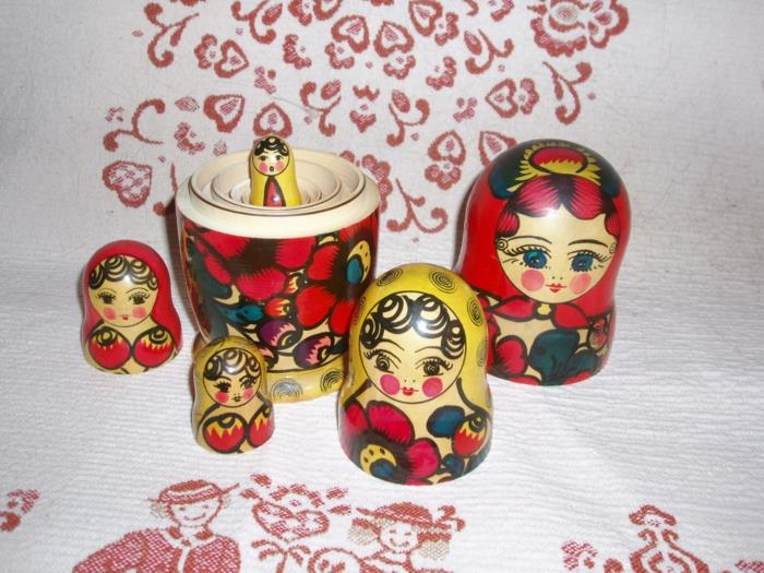 Ρωσικές κούκλες Ρωσικές γυναίκες της οικογένειας matryoshka που έβαλαν