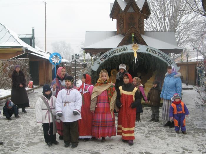 Ρωσικά Χριστούγεννα Χριστούγεννα στη Ρωσία Χριστουγεννιάτικο δέντρο festltafel κόκκινο χειμερινό παραμύθι σλαβικό