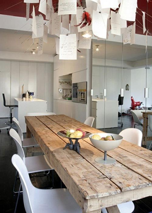 Ρουστίκ τραπέζια τραπεζαρίας ελαφριές ξύλινες κρεμαστές λάμπες πλαστικές λευκές πολυθρόνες