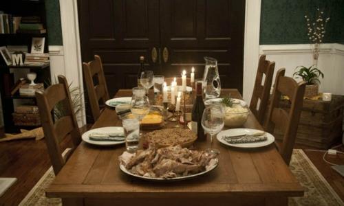 Τραπέζια σε εξοχικό στιλ, ανοιχτόχρωμο ξύλο, στερεό δείπνο, παραδοσιακά κεριά