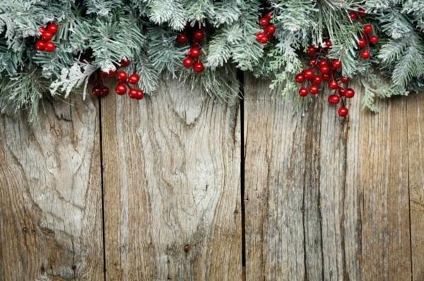 Ρουστίκ τοίχος με επιμήκη χριστουγεννιάτικη διακόσμηση