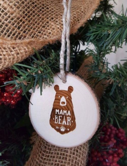 Φτιάξτε ρουστίκ χριστουγεννιάτικες διακοσμήσεις Mama Bear γούρια στο ξύλινο χριστουγεννιάτικο δέντρο