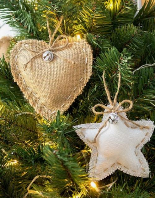 Ρουστίκ Χριστουγεννιάτικη διακόσμηση αστέρι καρδιά από παλιά υπολείμματα υφάσματος κάνναβης στο χριστουγεννιάτικο δέντρο