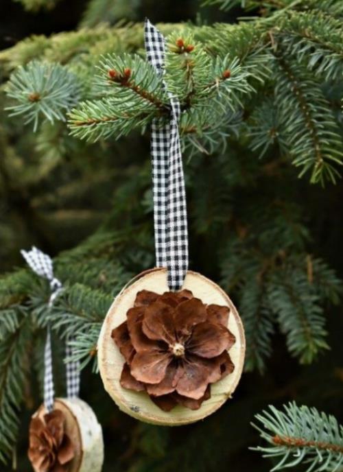 Ρουστίκ χριστουγεννιάτικες διακοσμήσεις Κώνοι πεύκου σε ξύλινους δίσκους, πρωτότυπες διακοσμήσεις χριστουγεννιάτικων δέντρων