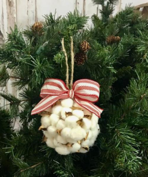 Ρουστίκ χριστουγεννιάτικη διακόσμηση Χριστουγεννιάτικη μπάλα πομπόν κόκκινο και άσπρο τόξο στο χριστουγεννιάτικο δέντρο