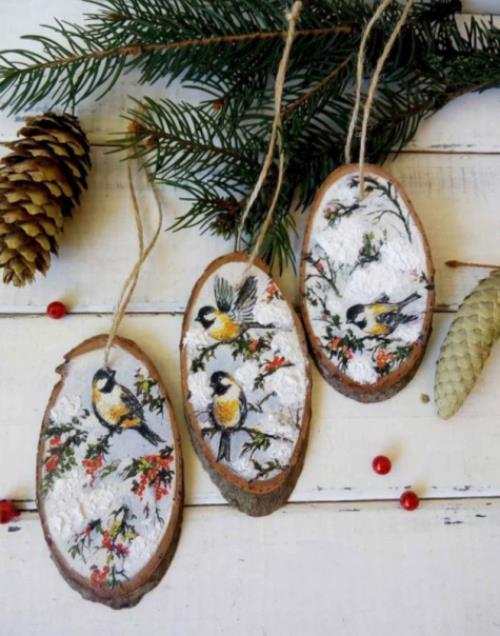 Ρουστίκ χριστουγεννιάτικη διακόσμηση: ξύλινοι δίσκοι από μπαμάλ με πολύχρωμα πουλιά πάνω τους