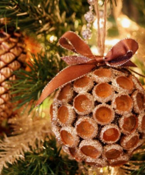 Τα ρουστίκ χριστουγεννιάτικα διακοσμητικά κάνουν μια χριστουγεννιάτικη μπάλα από βελανίδια