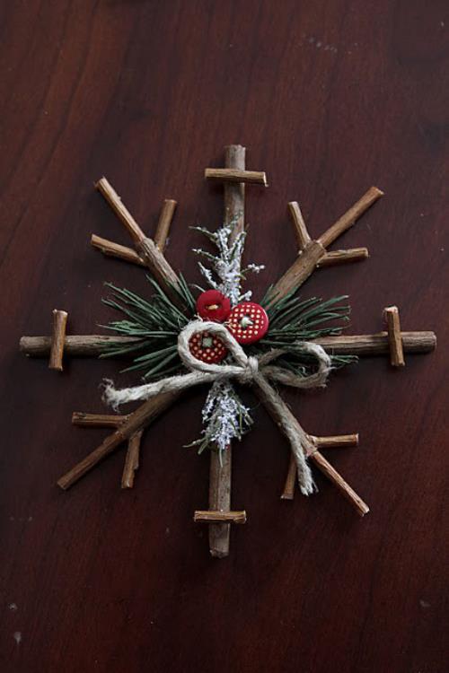 Τα ρουστίκ χριστουγεννιάτικα διακοσμητικά κάνουν ένα αστέρι από ξύλινα ραβδιά και διακοσμούν με κουμπιά