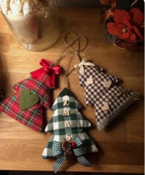 Ρουστίκ χριστουγεννιάτικα στολίδια Ράψτε μικρές σακούλες από υπολείμματα υφάσματος και γεμίστε με αποξηραμένα βότανα