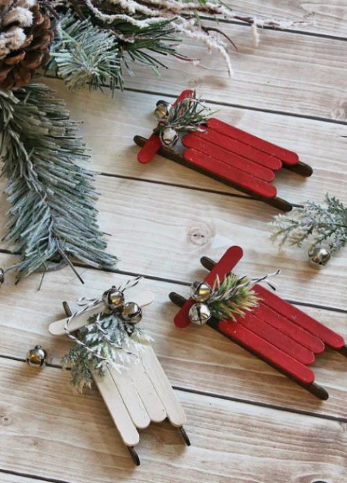 Φτιάξτε ρουστίκ χριστουγεννιάτικες διακοσμήσεις μικρά έλκηθρα από ξυλάκια παγωτού