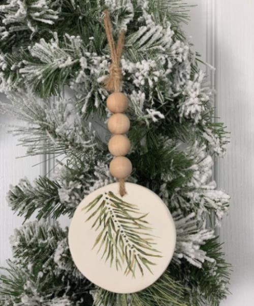 Φτιάξτε μόνοι σας ρουστίκ χριστουγεννιάτικες διακοσμήσεις, μικρές ξύλινες μπάλες, νήματα, μενταγιόν κάνναβης, στολίδι χριστουγεννιάτικου δέντρου