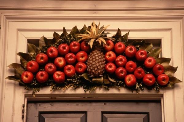 Ρουστίκ χριστουγεννιάτικη διακόσμηση με μήλα για την εξώπορτα
