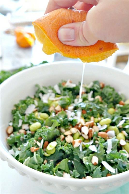 Ιδέες σαλάτας υγιεινή κατανάλωση πράσινης σαλάτας με σπόρους και χυμό πορτοκάλι