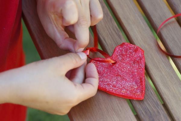 Η ζύμη αλατιού κάνει τις καρδιές γιρλάντα χειροποίητες για ιδέες ζύμης αλατιού για την ημέρα του Αγίου Βαλεντίνου