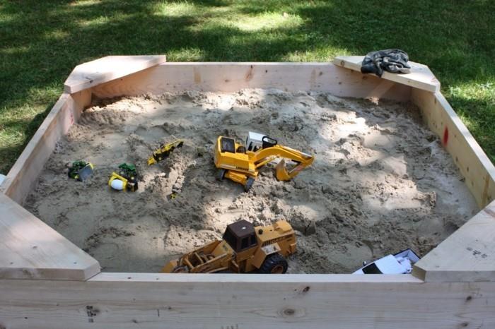 Φτιάξτε τη δική σας πλατφόρμα παιχνιδιού με άμμο που συνδυάζει ανοιχτόχρωμο ξύλο