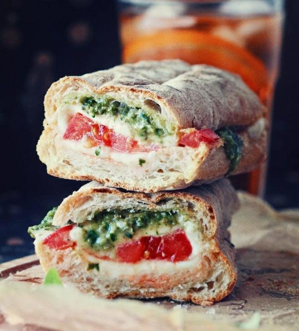 Συνταγές σάντουιτς ιταλία caprese ciabatta pesto