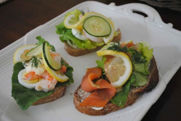 Συνταγές σάντουιτς Βόρεια Ζηλανδία Δανία Φέτες ψωμιού με γαρίδες σολομού βραστά αυγά ανοιχτά σάντουιτς