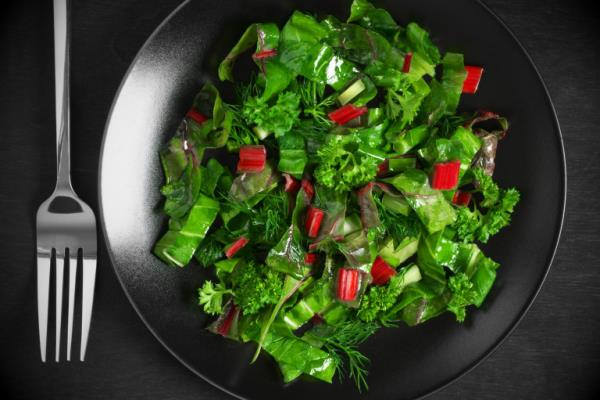 Αίσθηση υγιούς ενάντια στους πόθους πράσινη σαλάτα με φυλλώδη λαχανικά ραβέντι μαϊντανό