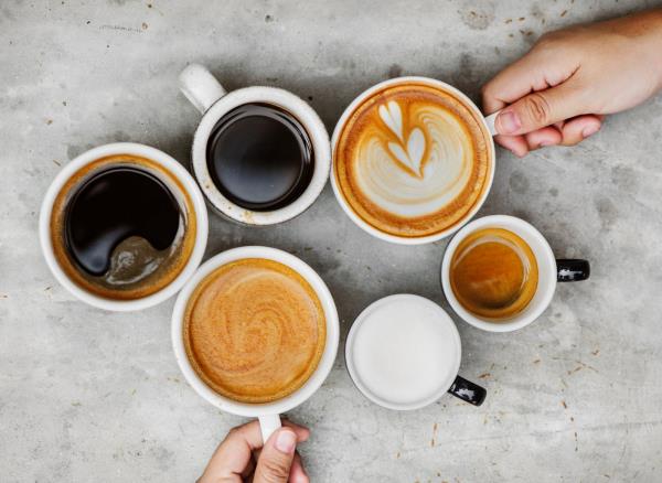 Αίσθημα πλήρους υγείας ενάντια στους πόθους διαφορετικά φλιτζάνια καφέ διαφορετικά είδη καφέ