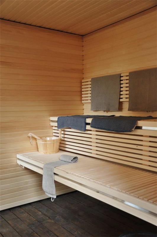 Ο κλασικός σχεδιασμός της σάουνας από ξύλινες πετσέτες μπάνιου που ιδρώνει είναι υγιής