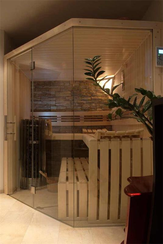 Σάουνα στο σπίτι Πάρτε έναν πέτρινο τοίχο σάουνας, ξύλινους πάγκους πίσω από έναν γυάλινο τοίχο, κομψό σχεδιασμό