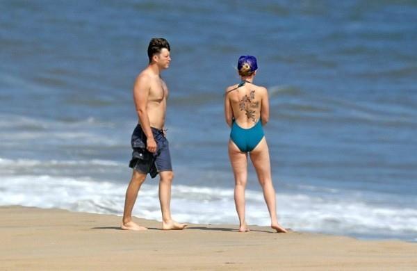 Η Scarlett Johansson Colin Jost σε διακοπές στην παραλία στο The Hamptons στην παραλία με ροδάκινο