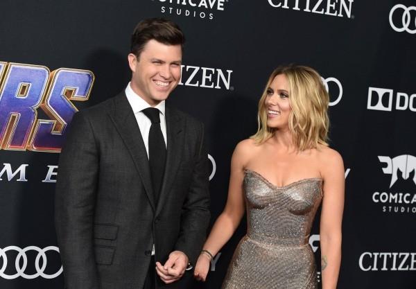 Ο αρραβωνιαστικός της Scarlett Johansson, Colin Jost, ευτυχώς μαζί στην επίσημη εκδήλωση