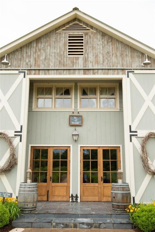 Barn remodel κρατήστε την αυθεντική εμφάνιση μεγάλες πόρτες αχυρώνα παράθυρα φεγγίτες