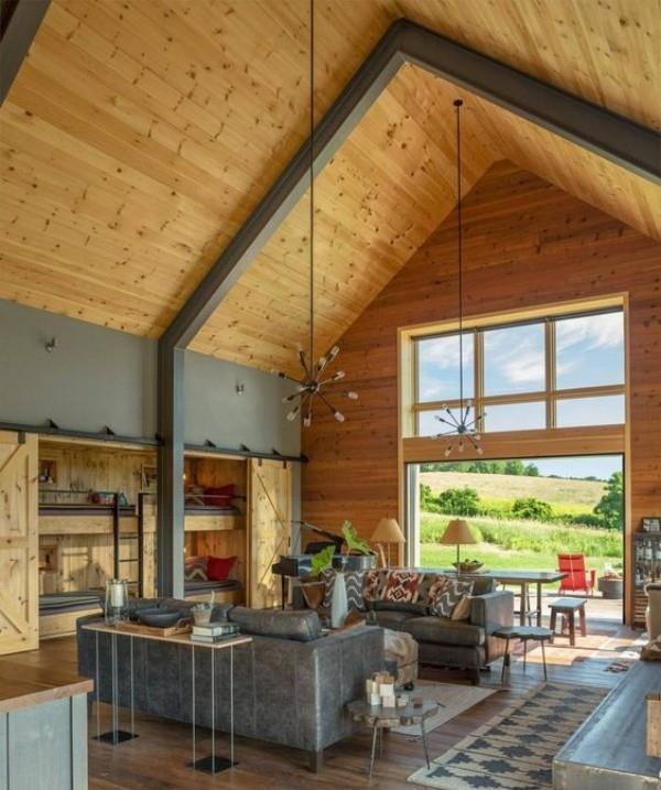 Ο αχυρώνας αναδιαμορφώνει πολύ ξύλο στους τοίχους και την οροφή της άνετης πόρτας στο σπίτι στη βεράντα