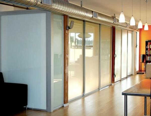 Διαφανείς συρόμενες πόρτες από γυαλί ως διαχωριστικά δωματίων
