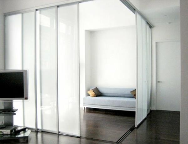 Συρόμενες πόρτες καναπέδες μαξιλάρια διαχωριστικά δωματίων λευκό ξύλινο δάπεδο