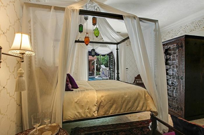 Σχεδιασμός κρεβατοκάμαρας με πολύχρωμα φώτα με κρεβάτι αφίσας