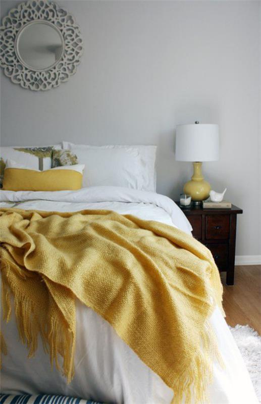 Ιδέες κρεβατοκάμαρας σε γκρι και κίτρινο καθαρό κρεβάτι άνετα λευκά κλινοσκεπάσματα λίγο κίτρινο φωτιστικό