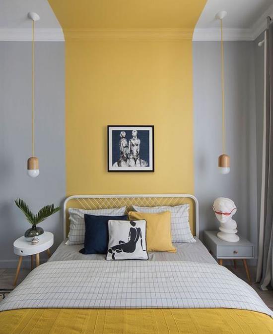Ιδέες κρεβατοκάμαρας σε γκρι και κίτρινο στον τοίχο άνετο κρεβάτι τοιχογραφία διακοσμητική δύο κομοδίνα κρεμαστά φωτιστικά