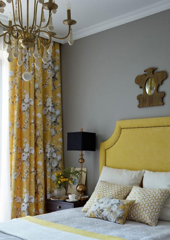 Ιδέες κρεβατοκάμαρας σε γκρι και κίτρινο κίτρινο κεφαλάρι άνετο κρεβάτι κίτρινο με κουρτίνα με μαύρο φωτιστικό