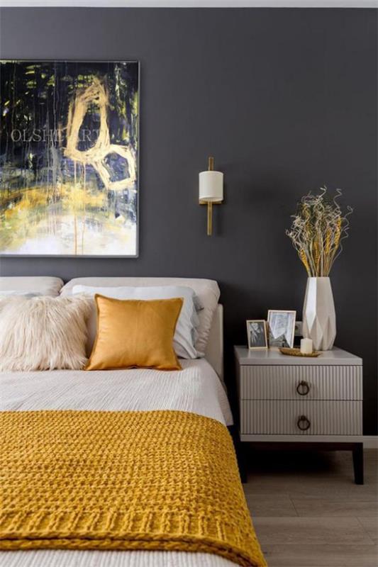 Ιδέες κρεβατοκάμαρας σε γκρι και κίτρινο γκρίζο τοίχο γκρι σκούρο φόντο τοιχογραφία κίτρινο πλεκτό κάλυμμα κρεβατιού