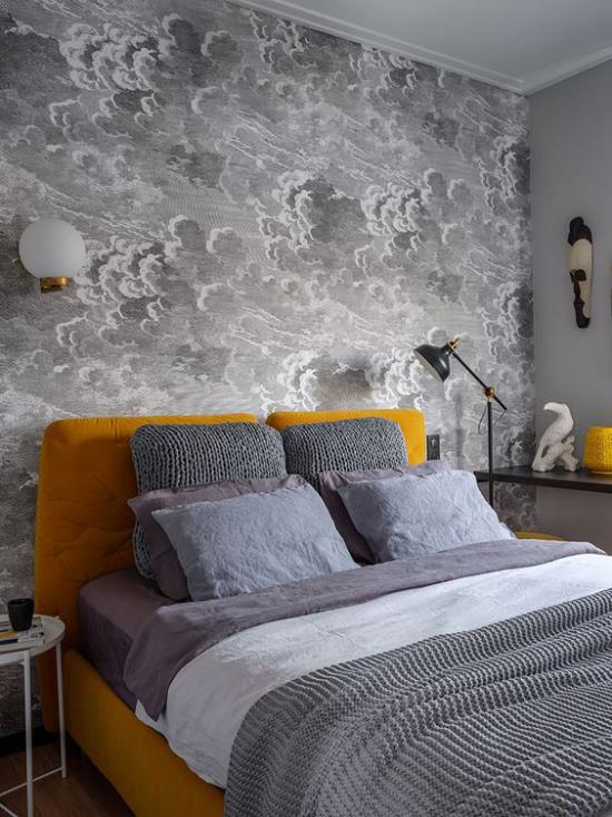 Ιδέες κρεβατοκάμαρας σε γκρι και κίτρινο γκρι χαρτί τοίχου εντυπωσιακό ηρεμιστικό αποτέλεσμα κίτρινο κρεβάτι γκρι κλινοσκεπάσματα