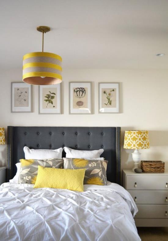 Ιδέες κρεβατοκάμαρας σε γκρι και κίτρινο φωτεινό φιλόξενο δωμάτιο πολλά λευκά γκρι κρεβάτι κεφαλάρι κίτρινα μαξιλάρια κρεμαστή λάμπα