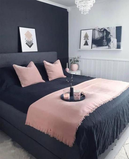 Ιδέες κρεβατοκάμαρας σε μαύρο και ροζ γραφίτη και ανοιχτό γκρι με ροζ συνδυάζουν μεγάλο άνετο κρεβάτι