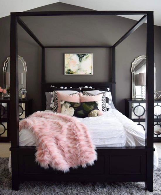 Ιδέες κρεβατοκάμαρας σε μαύρο και ροζ κρεβάτι με αφίσα σκούρο ξύλο σκούρο γκρι τοίχο χαλί ροζ ρίξτε κουβέρτα faux γούνα ρίξτε μαξιλάρι