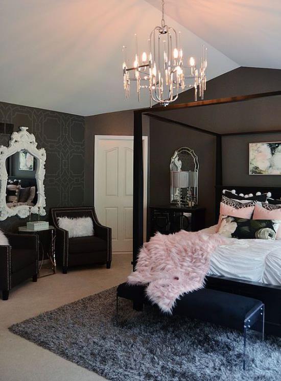 Ιδέες κρεβατοκάμαρας σε μαύρο και ροζ σκούρο τοίχο πολυέλαιος γκρι χαλί καθρέφτης ροζ faux γούνινη κουβέρτα