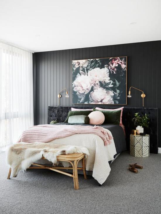 Ιδέες κρεβατοκάμαρας σε μαύρο και ροζ σκούρο τοίχο άνετο κρεβάτι ασπρόμαυρο κλινοσκεπάσμα ροζ πλεκτή κουβέρτα τοιχογραφία ροζ λουλούδια