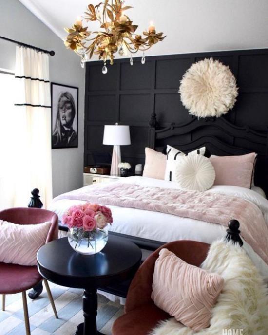 Ιδέες κρεβατοκάμαρας σε μαύρο και ροζ σκούρο τοίχο μεγάλο άνετο κρεβάτι ροζ και λευκή τοιχογραφία κλινοσκεπασμάτων