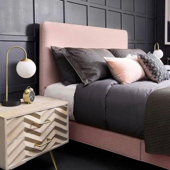 Ιδέες κρεβατοκάμαρας σε μαύρο και ροζ σκούρο τοίχο ροζ κρεβάτι σκούρο γκρι κλινοσκεπάσματα