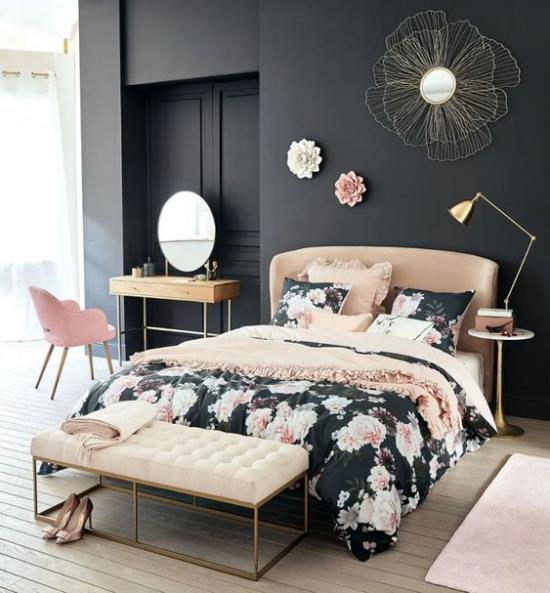 Ιδέες κρεβατοκάμαρας σε μαύρο και ροζ κομψό κλινοσκεπάσματα σε μοτίβο λουλουδιών σκοτεινό τοίχο