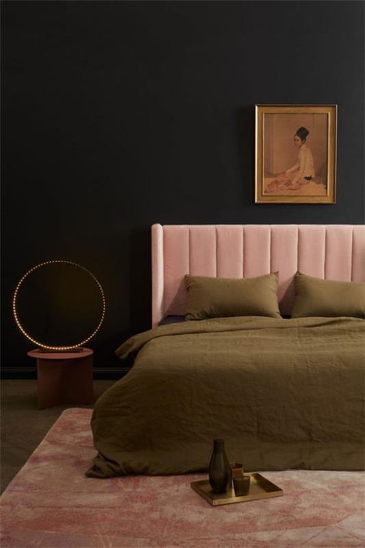 Ιδέες κρεβατοκάμαρας σε μαύρο και ροζ ροζ κρεβάτι ταπετσαρία σκούρο πράσινο κάλυμμα σε αντίθεση μαύρο τοίχο τοιχογραφία extravaganza