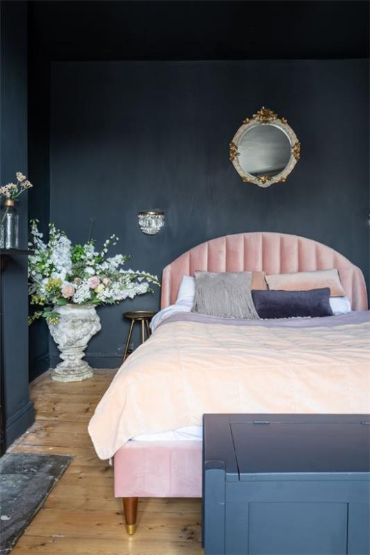 Ιδέες κρεβατοκάμαρας σε μαύρο και ροζ επένδυση από ροζ ανοιχτόχρωμο κρεβάτι