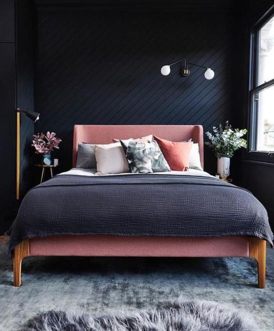 Ιδέες κρεβατοκάμαρας σε μαύρο και ροζ μαύρο κρεβάτι τοίχου ροζ ταπετσαρία σκούρο μπλε